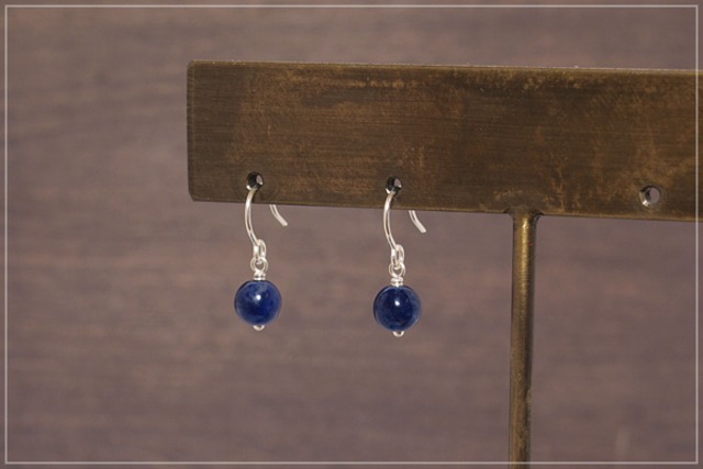 ソーダライト６ミリ玉ピアス（イヤリング）