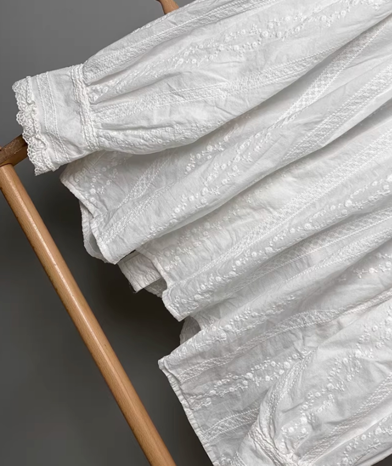 刺繍バックボタン付きドール風ブラウス