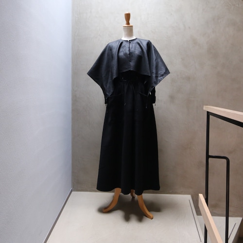 TENNE HANDCRAFTED MODERN／テン・ハンドクラフティッド・モダン waist shirring dress with cape