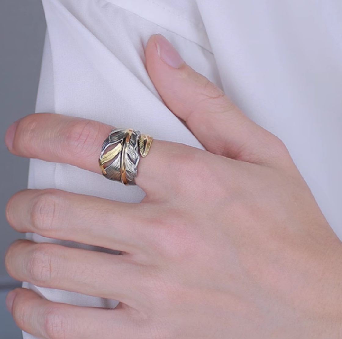 関税/送料込み【twistedpendant】ヴィンテージフェザーリング Dazet Horizon ブルー 18K ゴールドフェザー、ゴールドポール