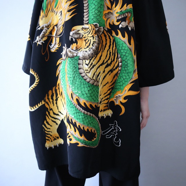 "龍×虎" dynamic graphic over silhouette h/s shirt