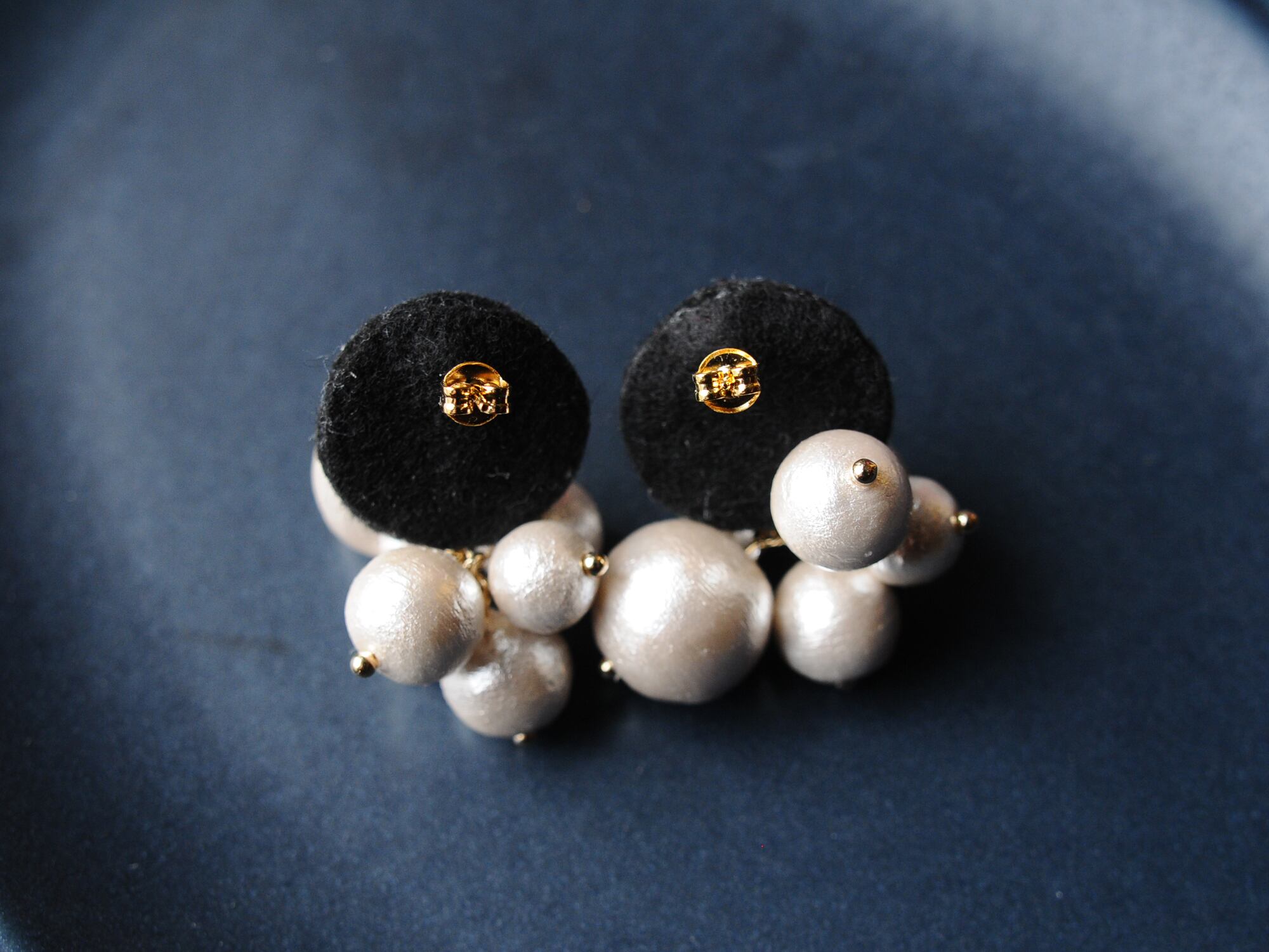 <lucy~イロドル惑星~>刺繍ピアス◎あふれるパール