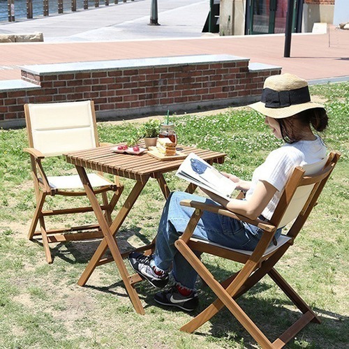 折りたたみガーデンテーブルチェア肘付き 3点セット 人気素材のアカシア材を使用