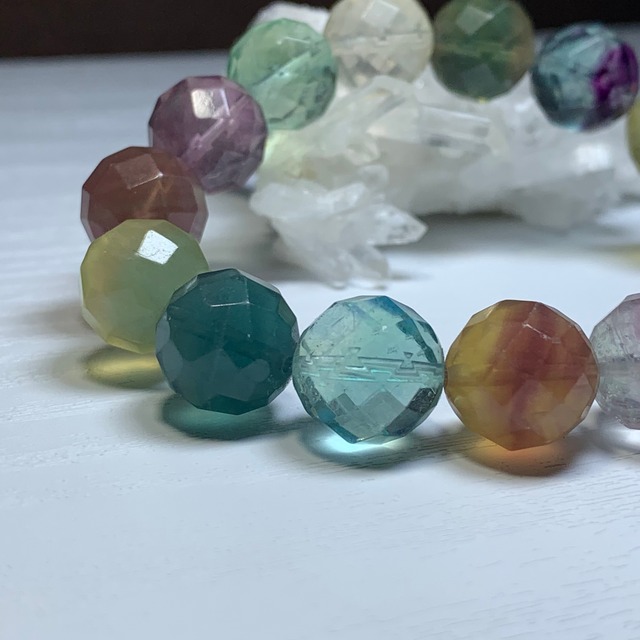 no9.多彩な変わった色合いフローライト・ブレスレット