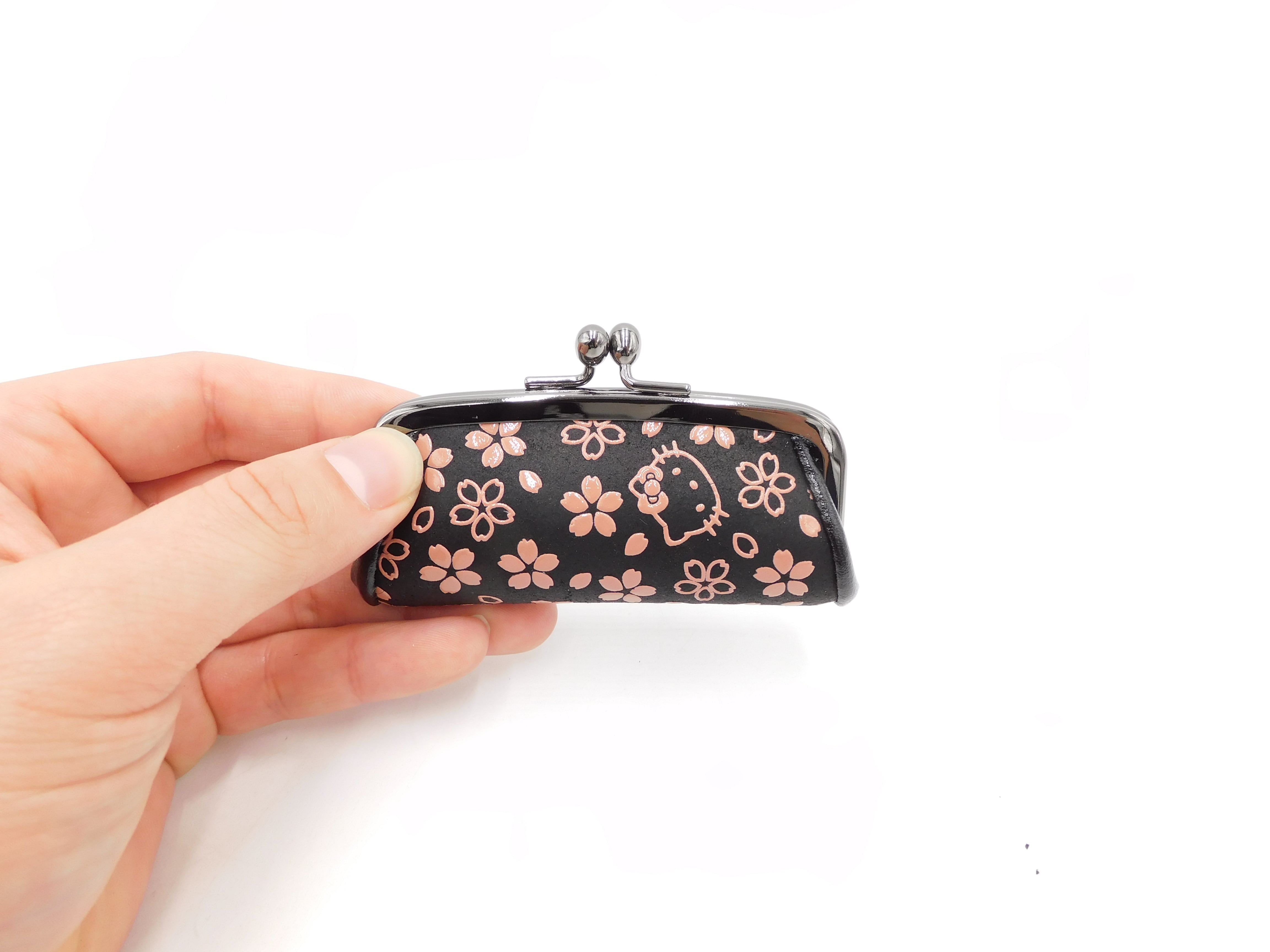 キティ印傳 印鑑ケース（がま口）桜柄 | 浅草前川印傳｜公式オンライン