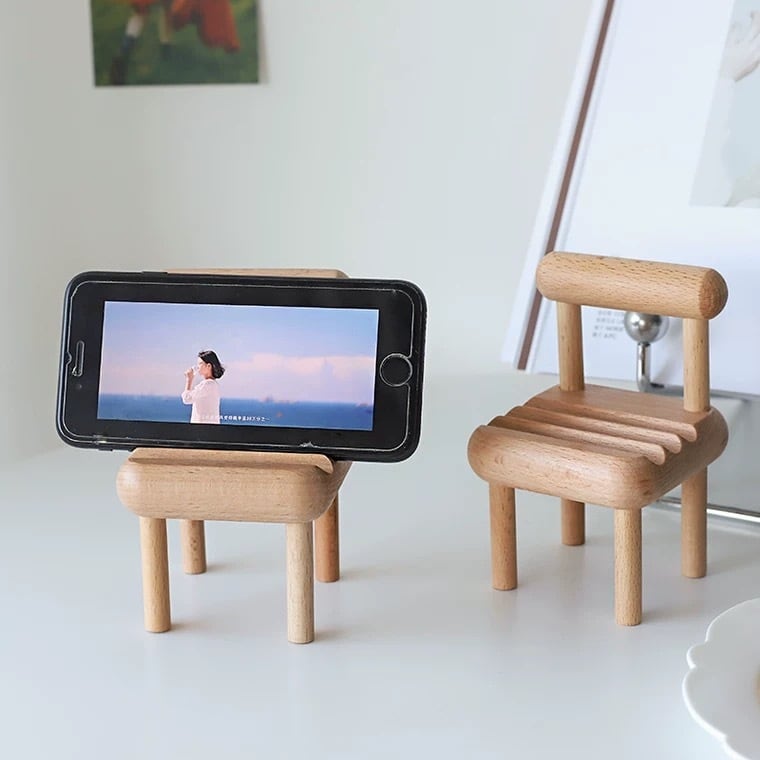 50%OFF!】 スマホスタンド 可愛い 韓国雑貨 椅子 インテリア 推し活 携帯 ミニチュア