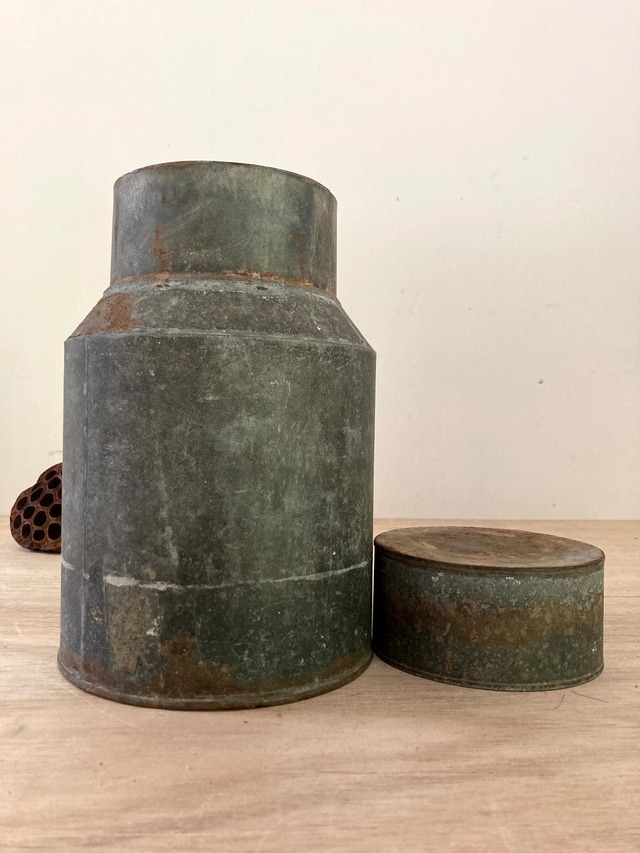 小ぶりのブリキミルク缶　(古道具)