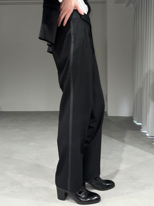 side tape tuck trousers / black