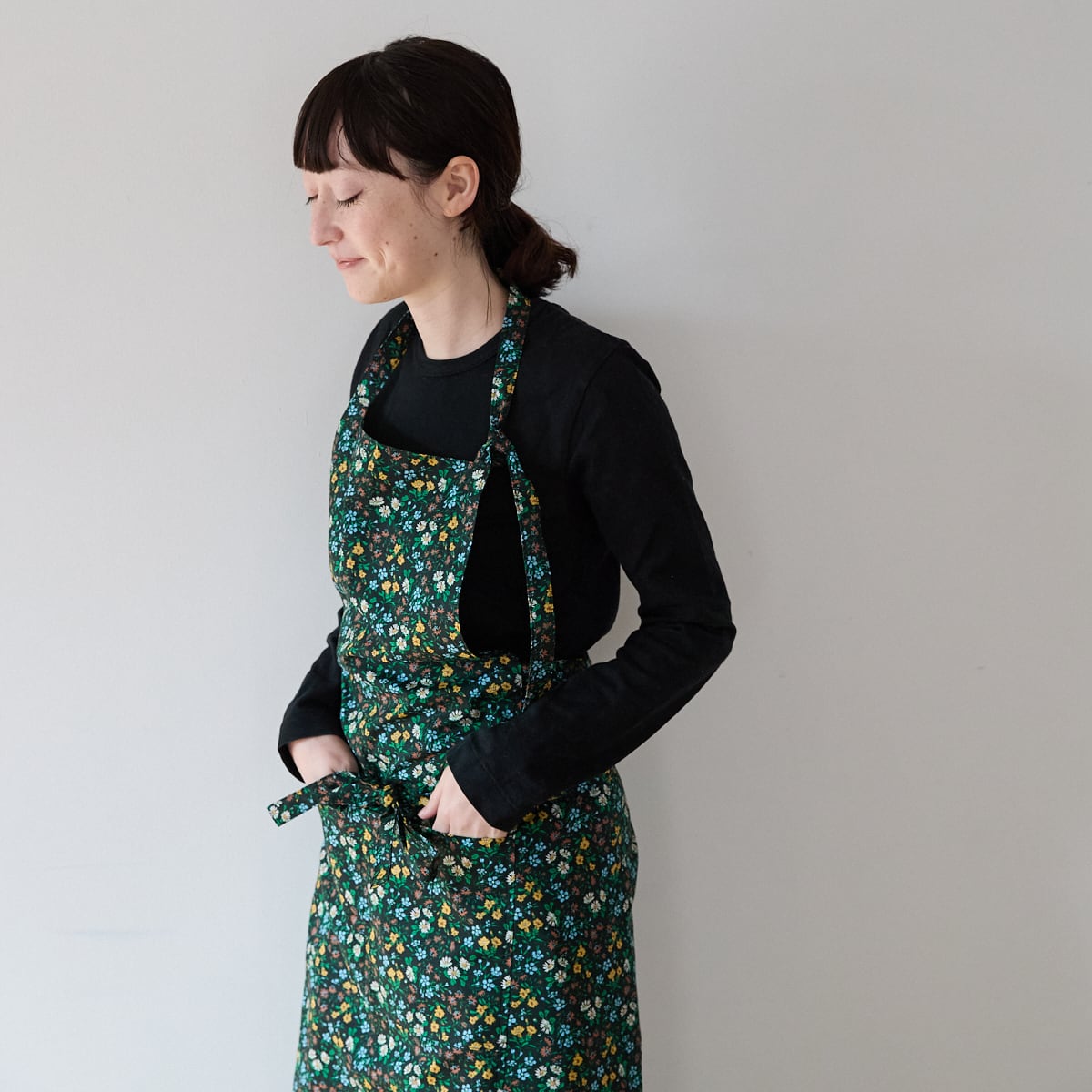 SQUARE APRON / LIBERTY Maria (black) | エプロン商会