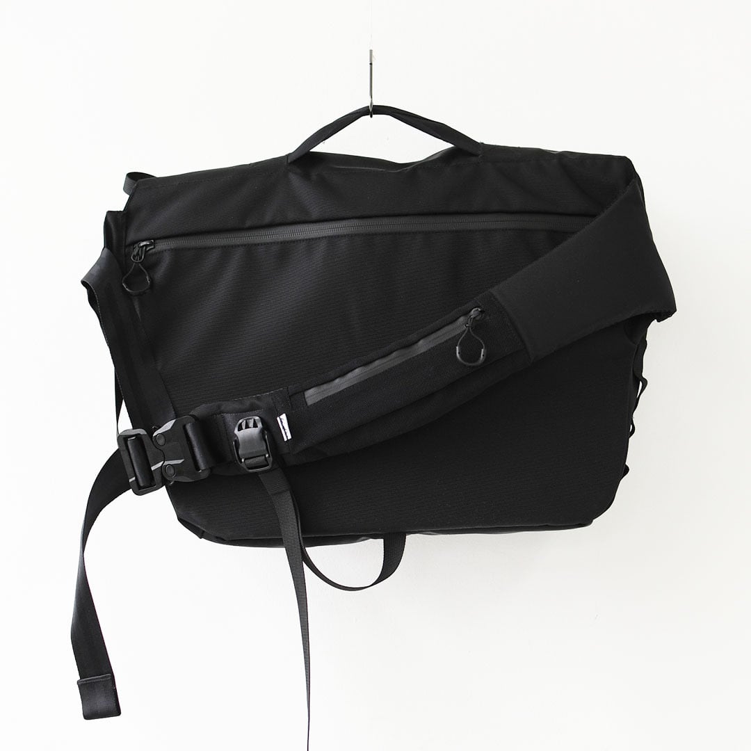 CMF OUTDOOR GARMENT [コムフィアウトドアガーメント] MESSENGER BAG