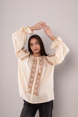 ウクライナ刺繍ヴィシヴァンカ クロスステッチ　手刺繍　ブラウス　麻　レディース・フリーサイズ