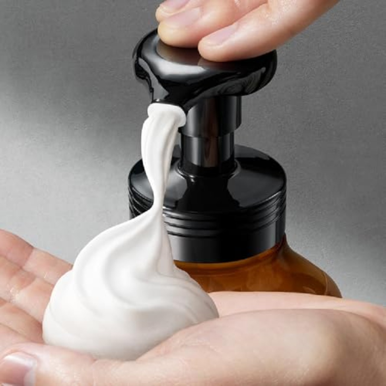 ビオレ ザ ハンド 泡 ハンドソープ 深くて温かみのあるハーバルウッドの香り つめかえ用 340ml [医薬部外品]