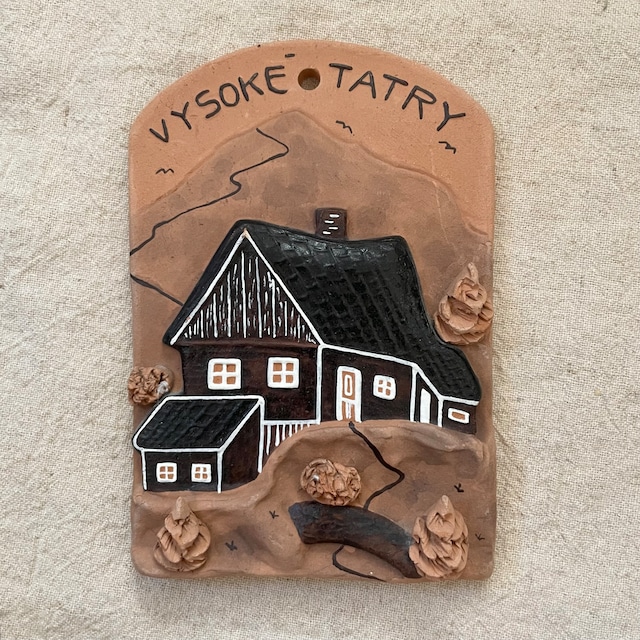 小屋と木の立体的な陶板