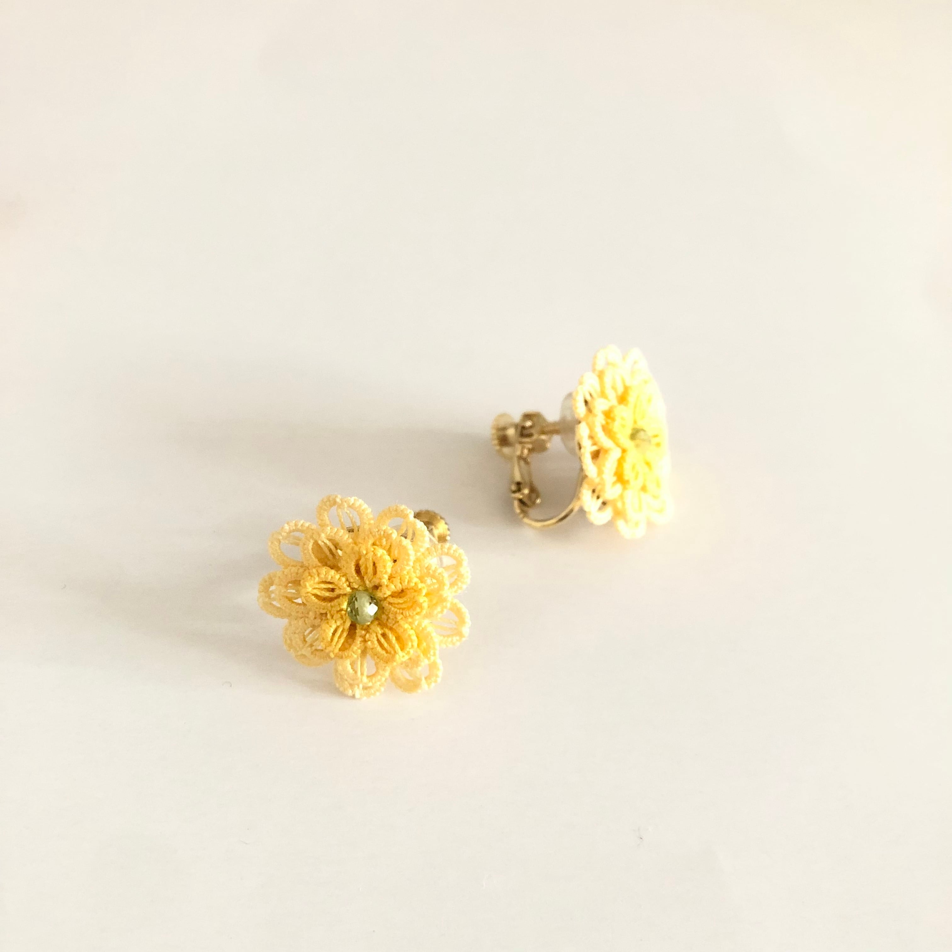HM　ピアス　ゴールド　フラワー　花　ライトイエロー　黄色 大きめのお花のイヤリング・ピアス イエロー | La Flanerie