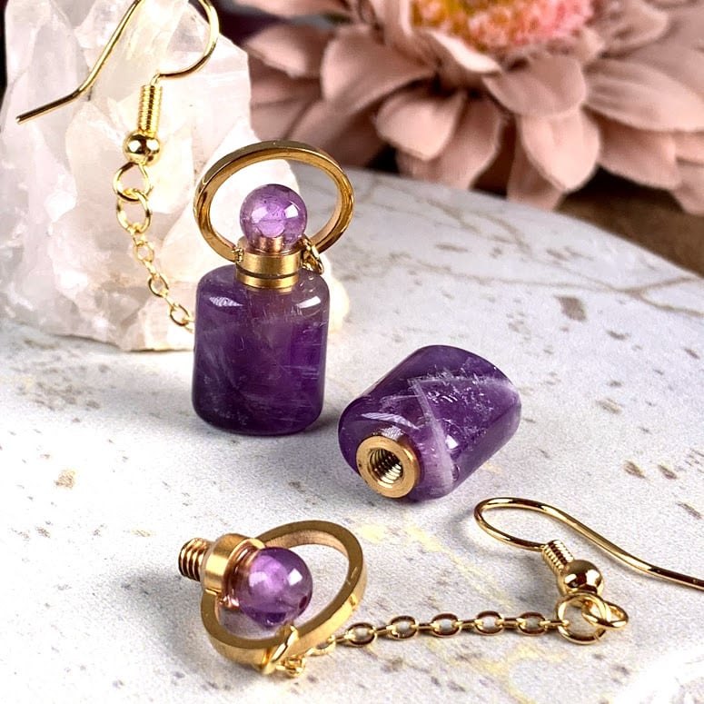 深い紫が美しいアメジストのミニ香水瓶ピアス （108） | 踊るアクセサリー