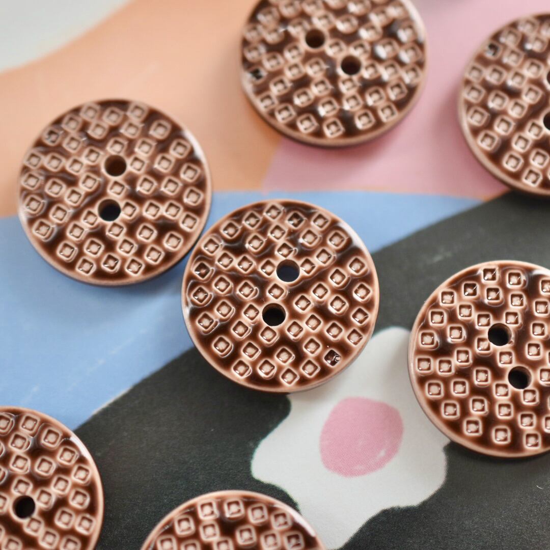 ヨーロッパ スクエアドット×ブラウン 2穴 18㎜