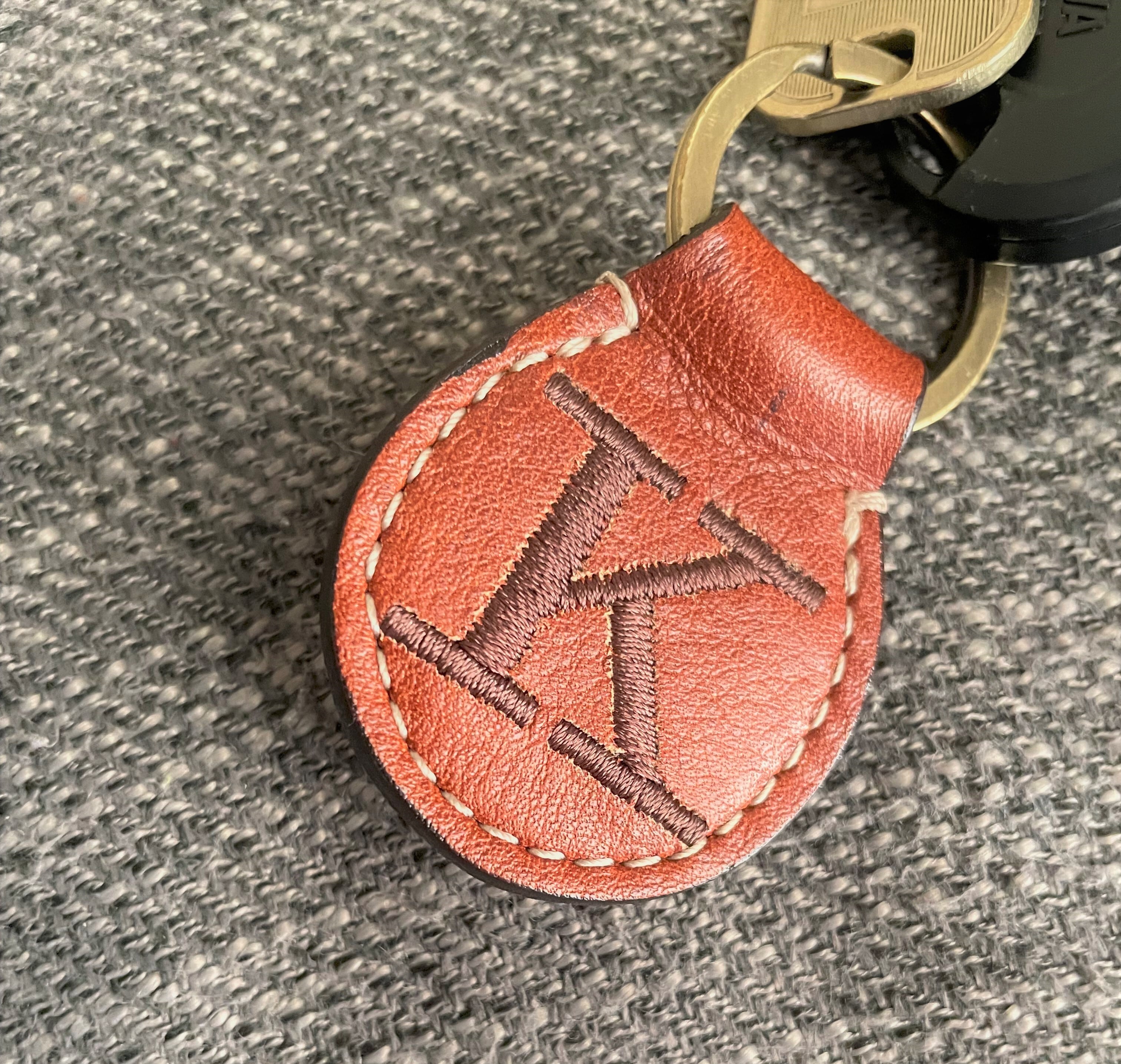 チェリーピンク【本革×刺繍】イニシャルキーホルダー＊ギフトにも