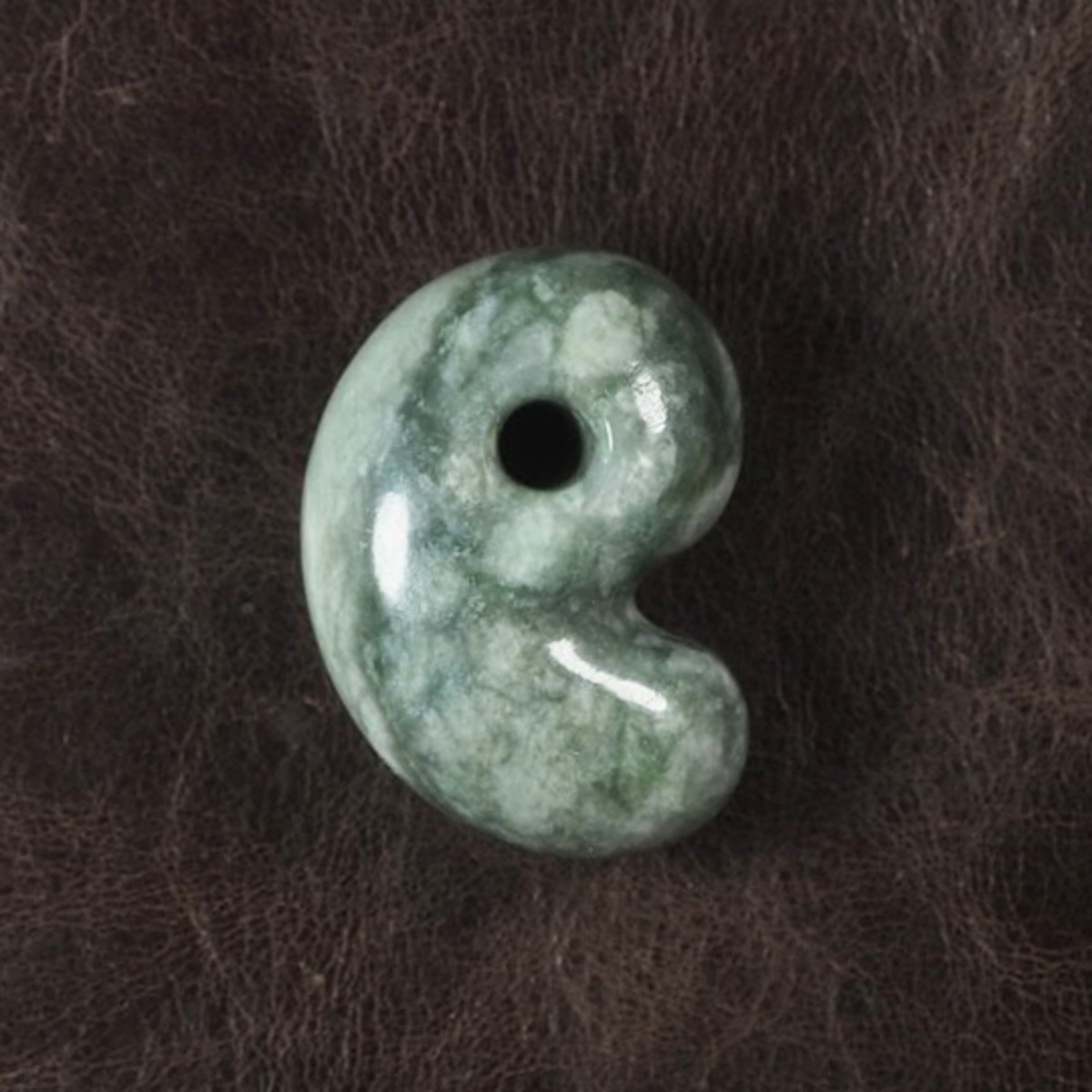 糸魚川翡翠 圧砕 ゆるまがたま 勾玉 14.3 g Itoigawa crushed Jadeite Magatama | URUWA 工房 うるわ