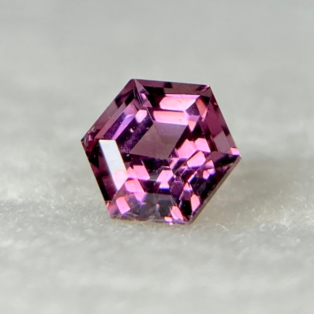 スピネル 0.321ct 紫ピンク 簡易ソーティング付き r-0371