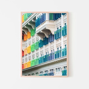 シンガポールのカラフルなポリスステーション / アートポスター 写真 2L〜 アートプリント 建築 パステルカラー レインボー 虹 窓