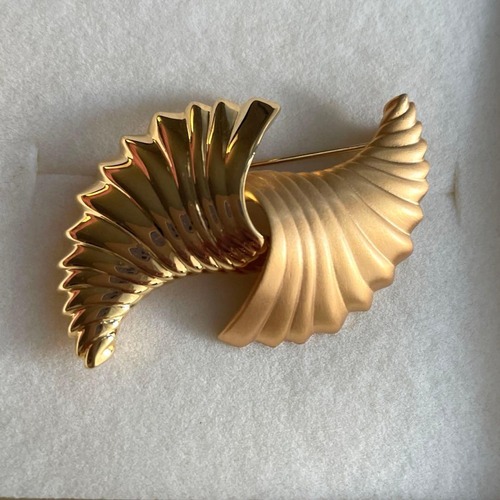 MONET ゴールド カラー ブローチ