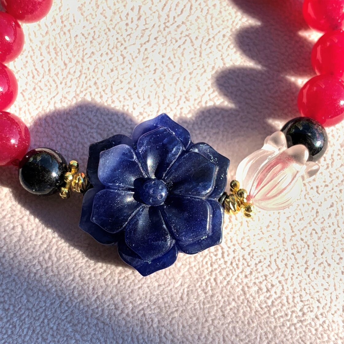 ソーダライトのお花とジェイド（染め）デザインブレスレット 天然石 