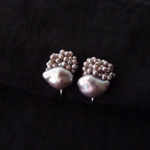 【真珠刺繍／イヤリング】baroque pearl × seed pearl（gray）medium