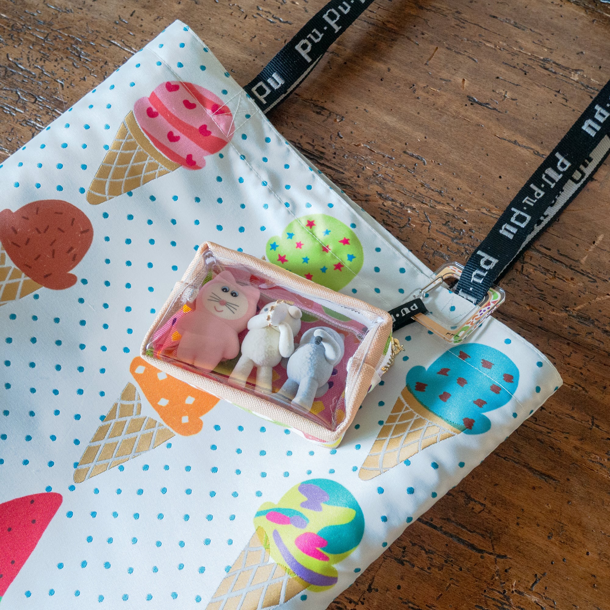 四角サンドのクリアポーチ