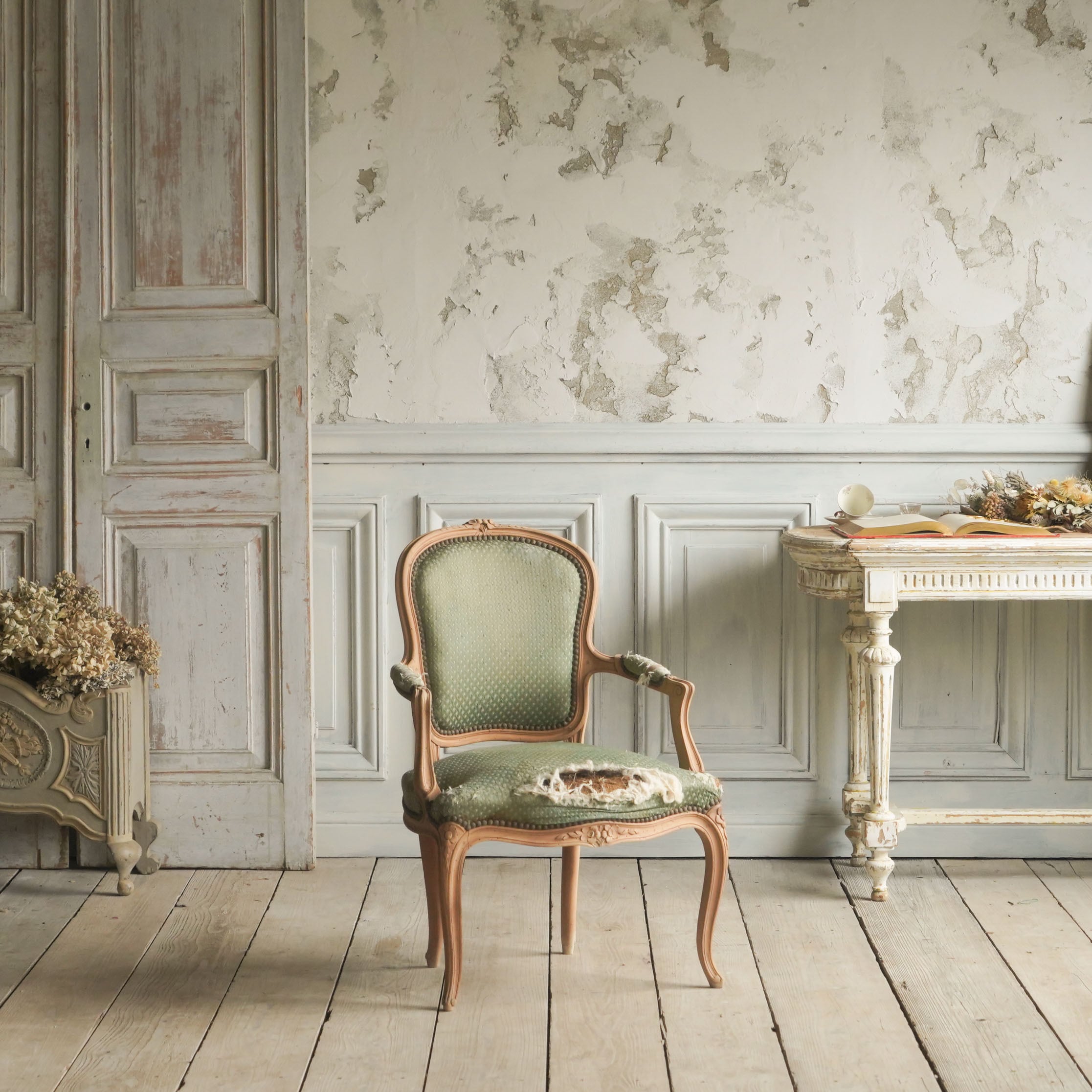 フレンチアームチェア/チェア/ディスプレイ/空間装飾/ウォールナット/緑/剥離/アンティーク/椅子/イス/ソファ