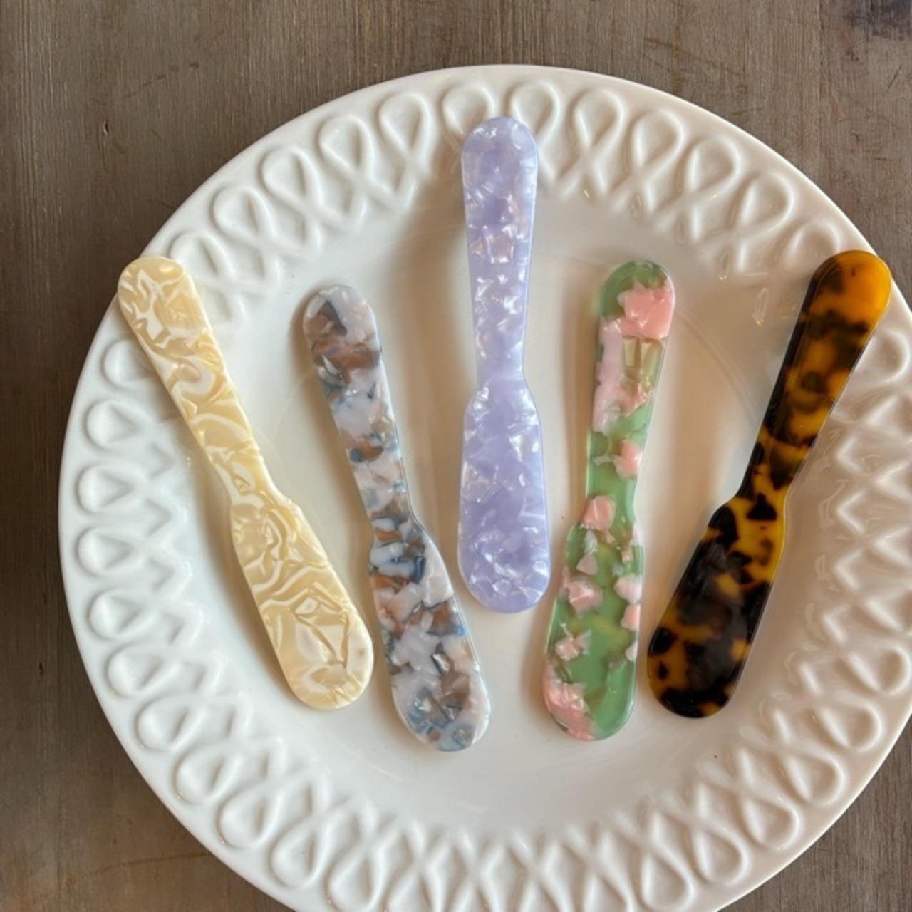 TOPANGA Kitchen Colorful Retro Butter Knife　5types　カラフルレトロバターナイフ　全5色　ホワイト　ラベンダー　ピンク　べっ甲　ブルー　メール便