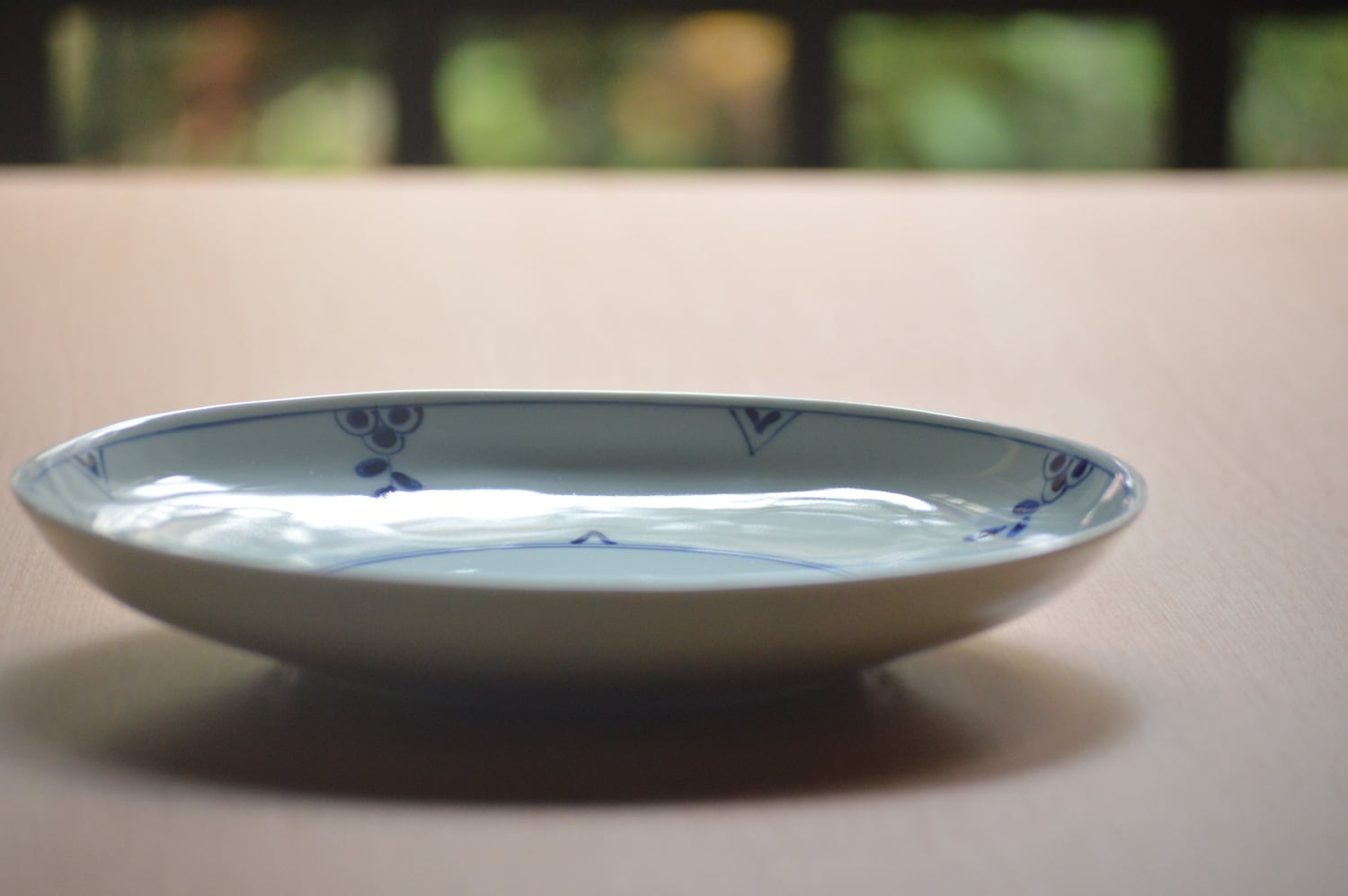 剣先小花 7寸皿（青白） | 有田焼 緒方陶園オンラインショップ