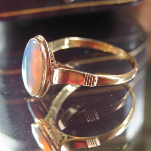 ヴィンテージ K18 光彩オパール覆輪留めリング
