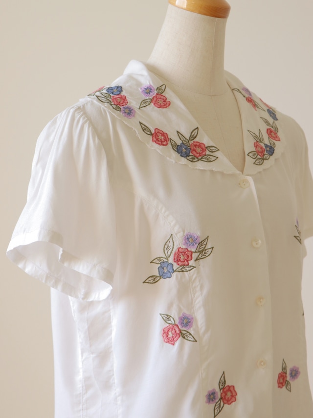 ●flower embroidery design collared blouse