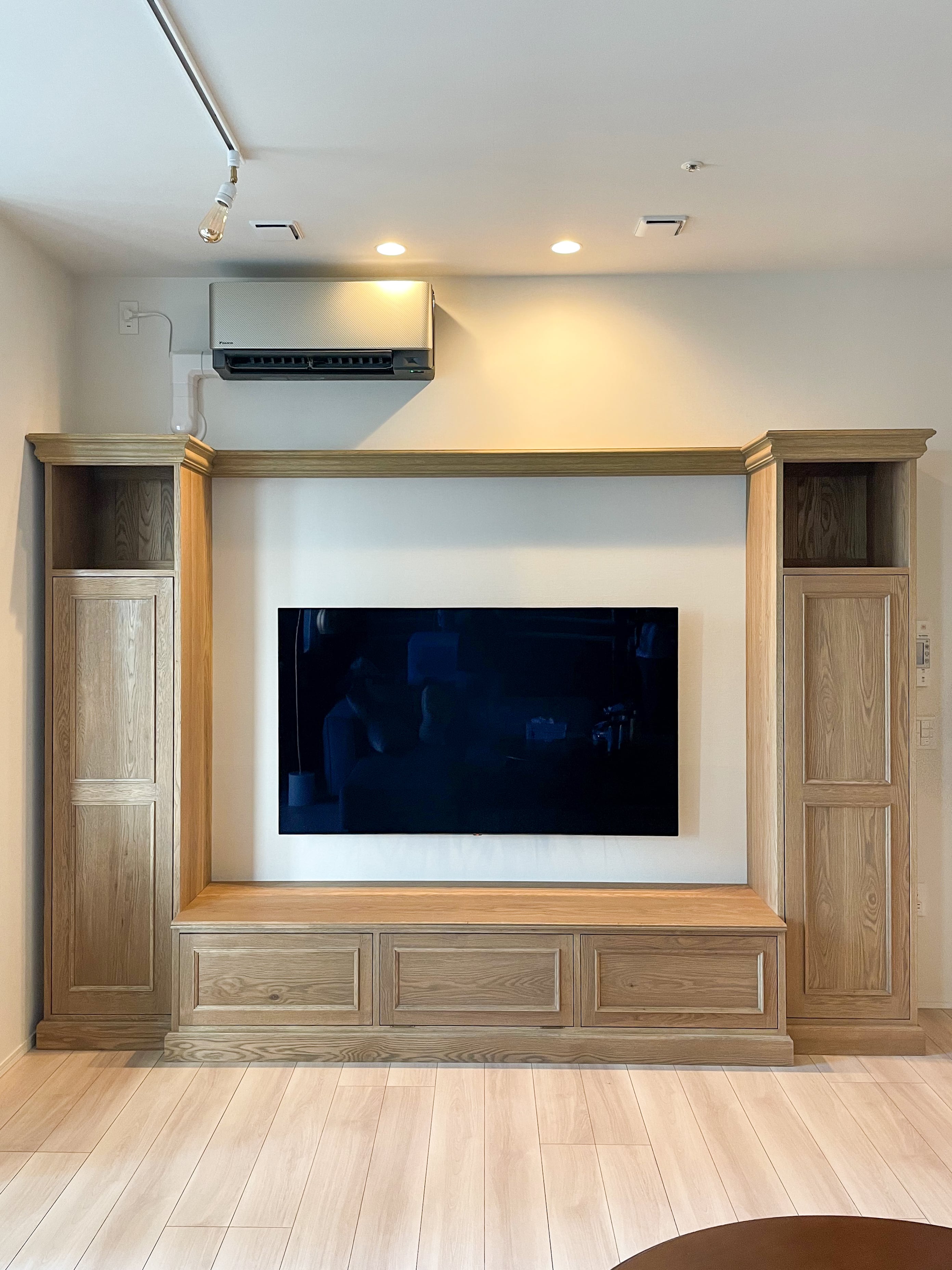 AREA TOKYO オーダーメイドテレビボード マンションリフォーム2階リビング壁右面収納家具テレビボードの