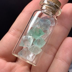 1.フローライト八面体×瓶