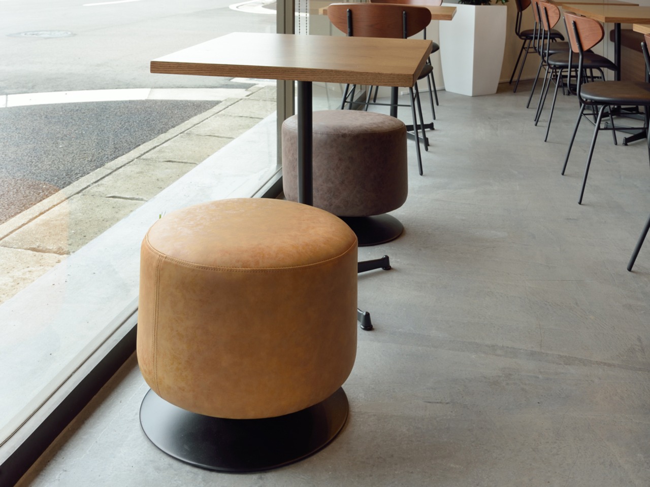 くるりと回転!ソフトレザーのラウンドスツール【ブラウン】・画像3