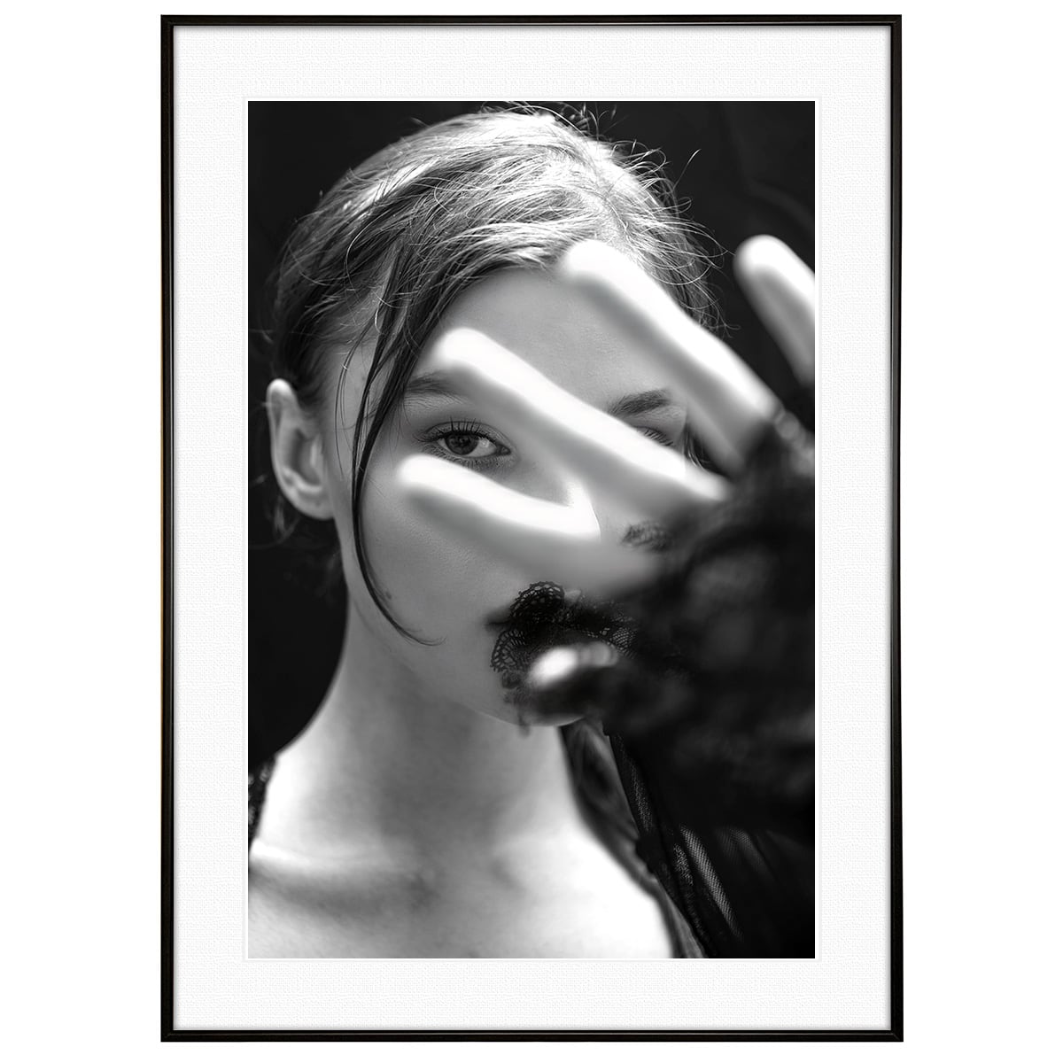 人物の写真 手をこちらに向けている女性 インテリアモノクロアートポスター額装 AS2149