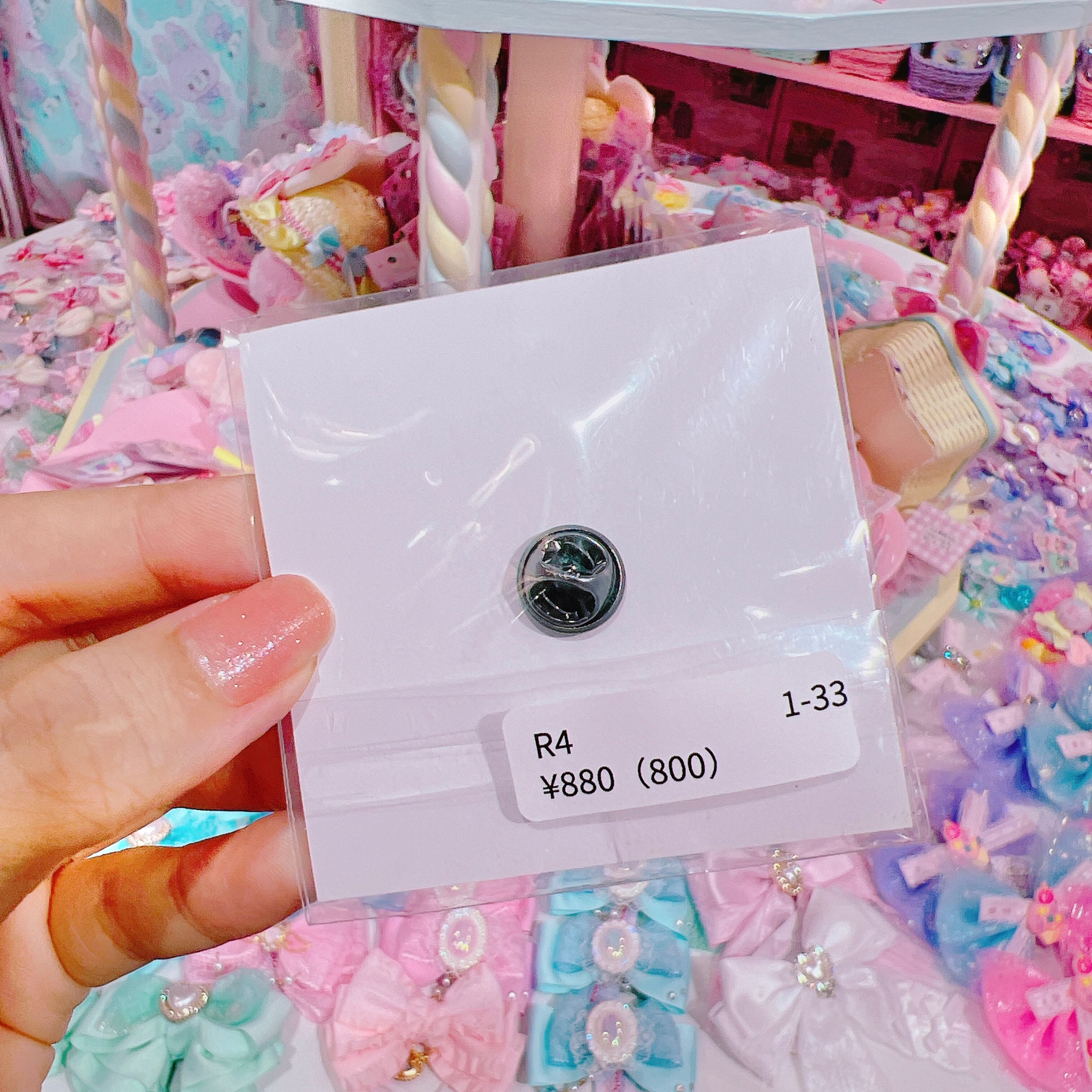 【R4】1-33ピンバッジ