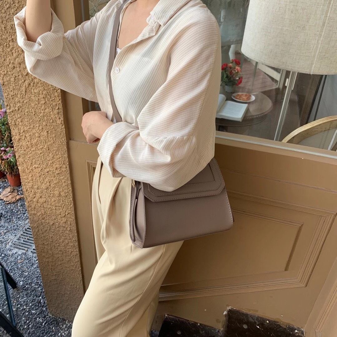 フラップショルダーバッグ