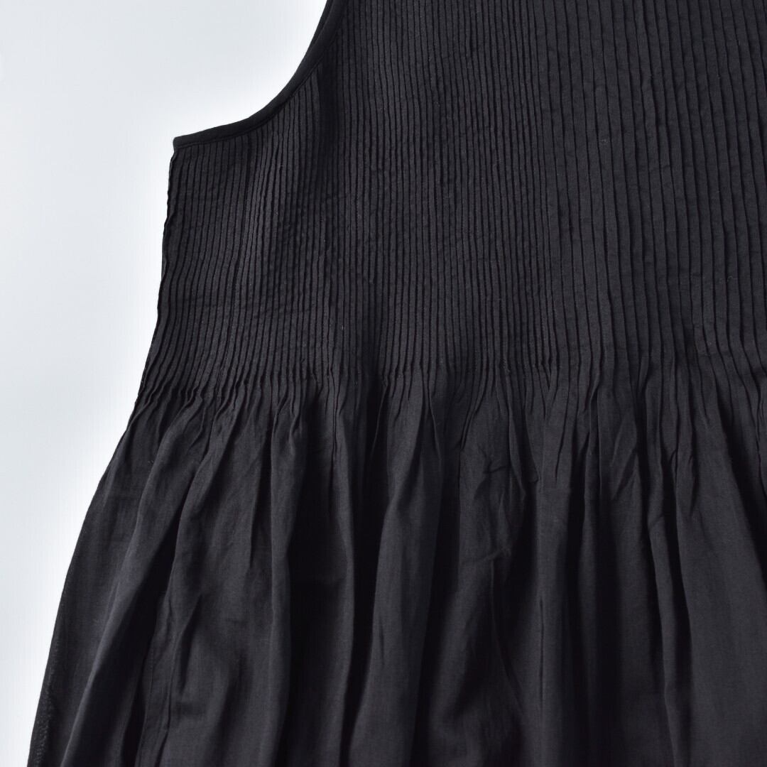 maison de soil メゾンドソイル オーガニックコットンミニピンタックノースリーブドレス・ブラック 細かい手仕事が施されています