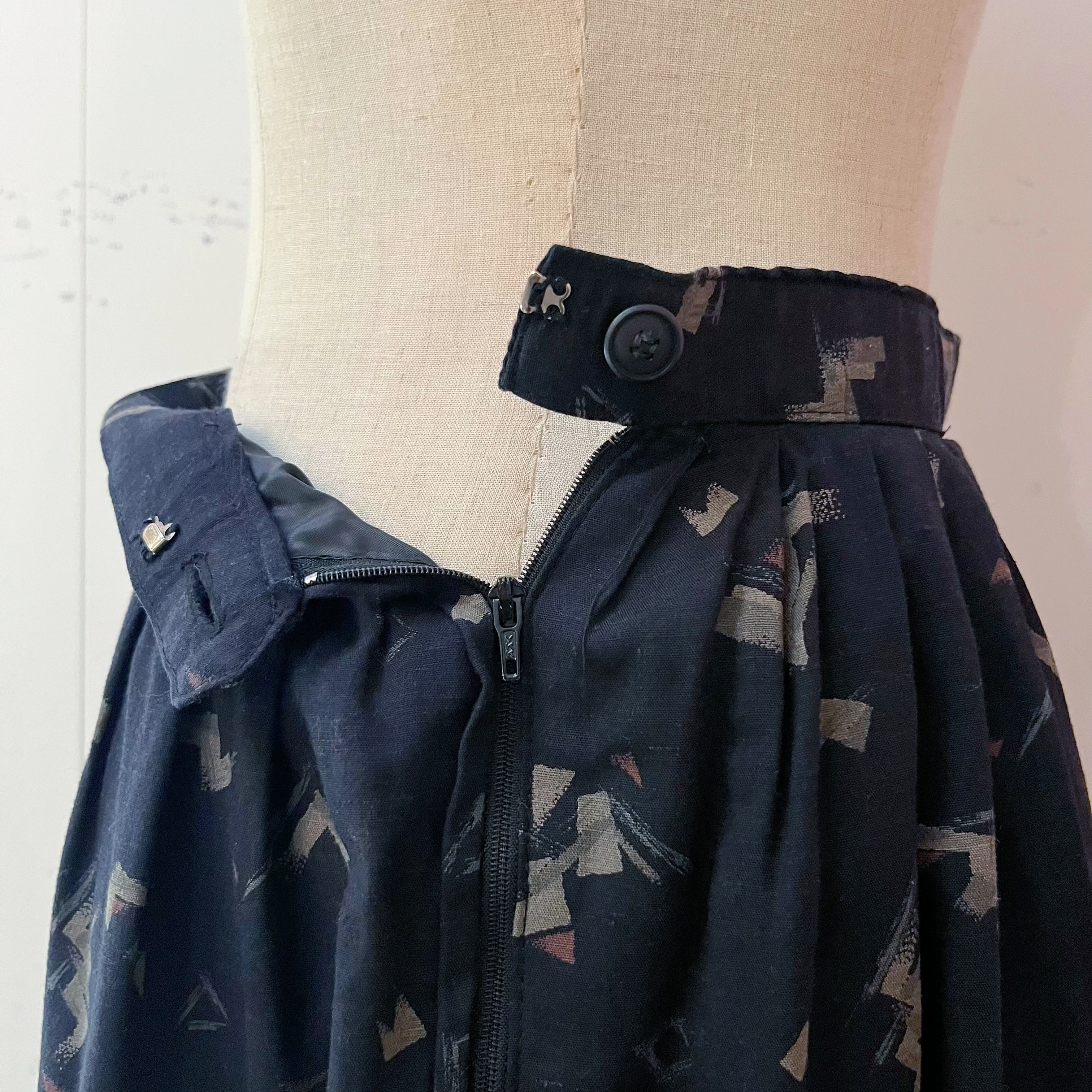 geometric pattern tuck skirt