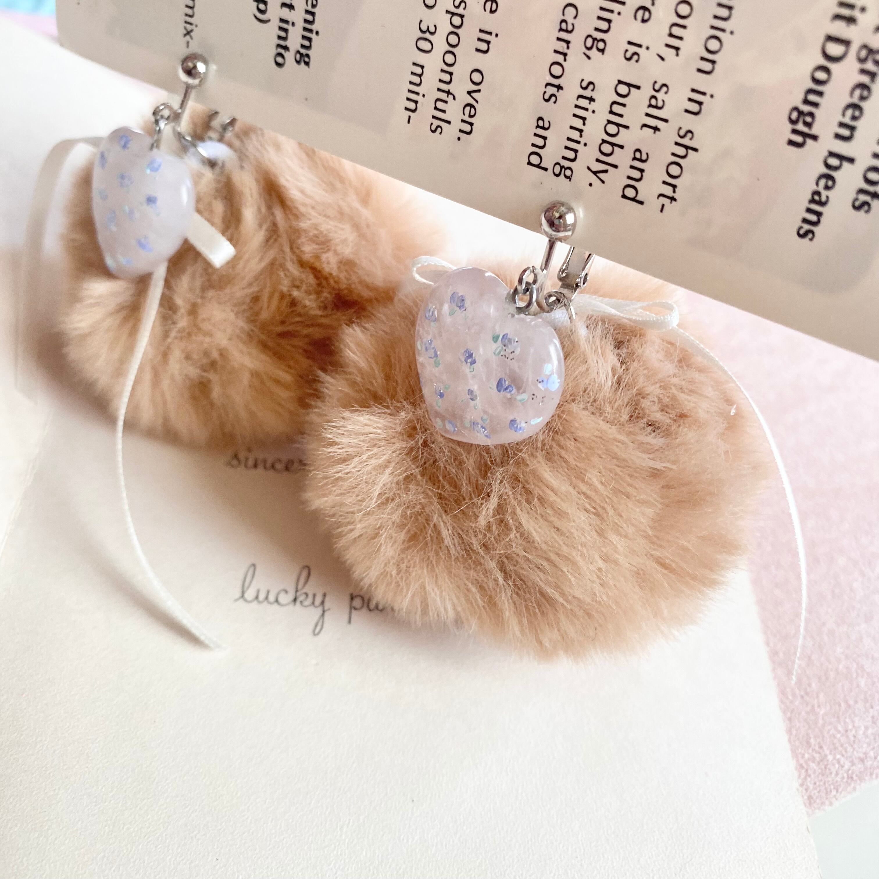 ぽんぽんモカx ブルー小花イヤリング MOKA Pon Pon hand painted earrings