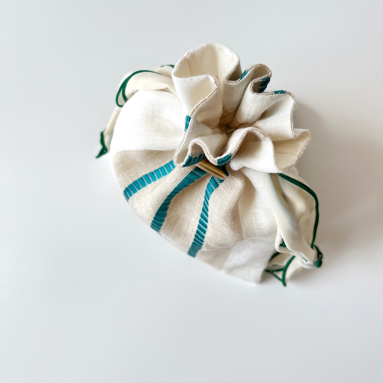 【エクリュ×エメラルドライン】リネン×ジョーゼット生地のリボン巾着・画像3