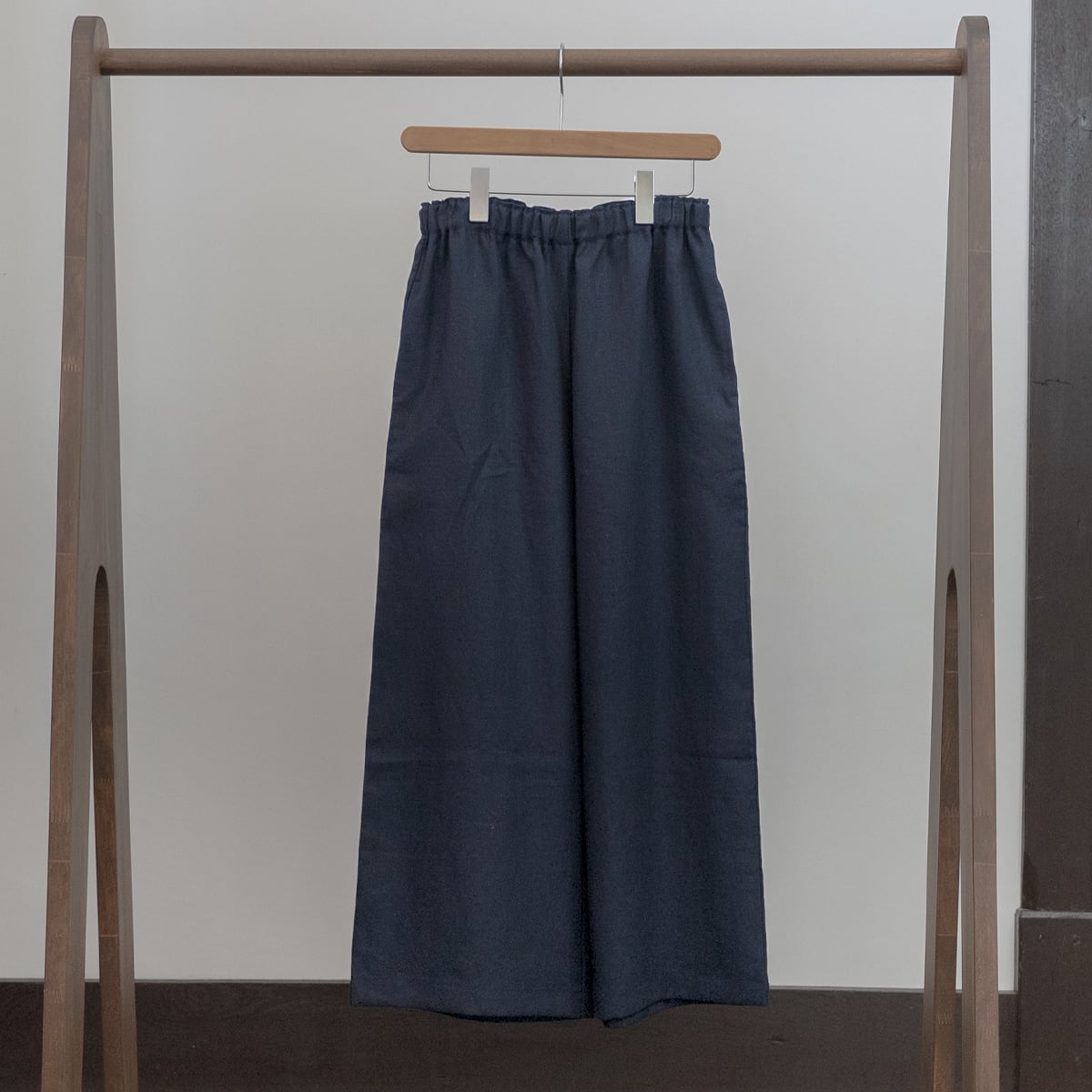 【リネン100%】きれいめセミワイドパンツ【紺色】