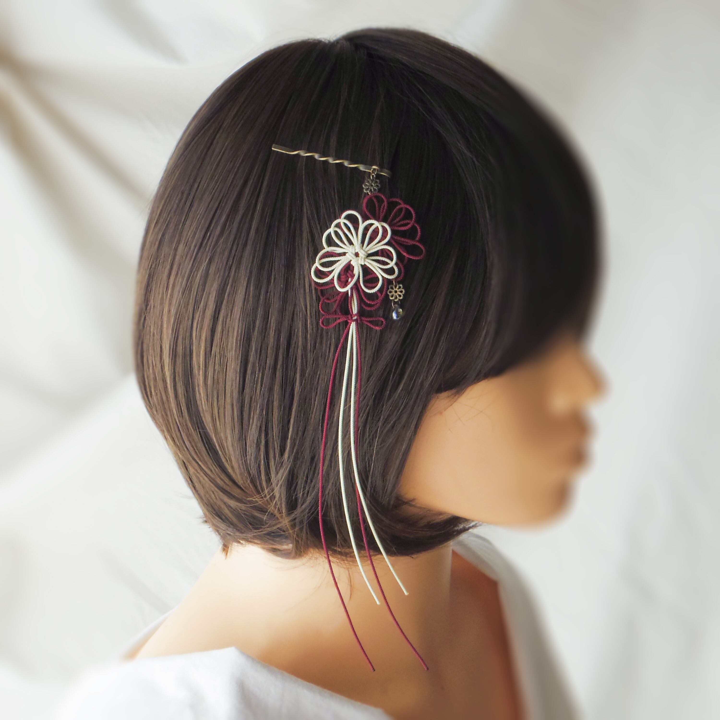 飾り結びヘアピン「声の音、如何に」(アイボリー×臙脂)【軽量快適】ショートヘアも簡単和風アレンジ。