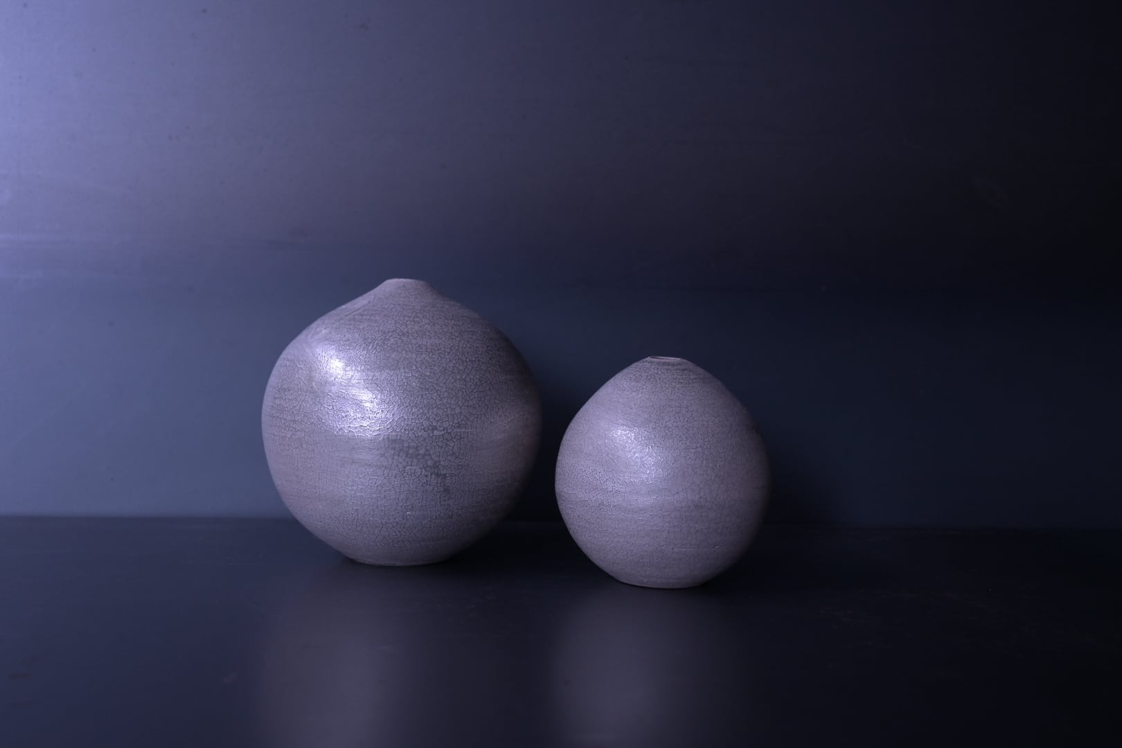 七理摩弓 銀彩急須 写真右側