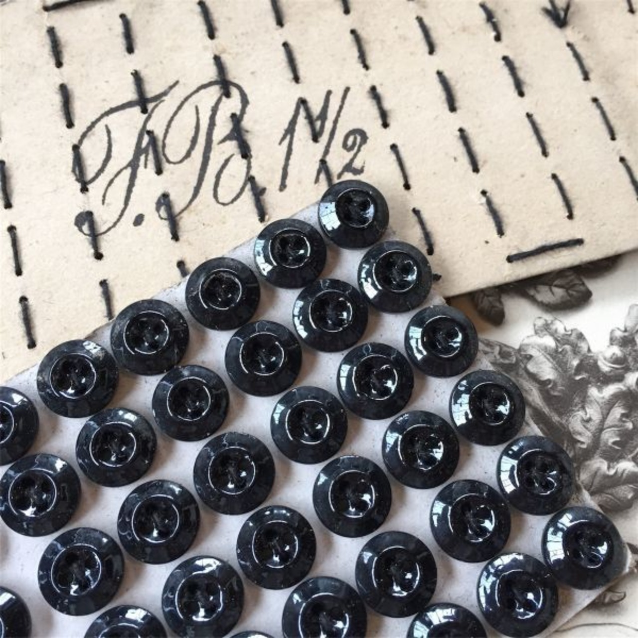 19世紀 フランス 12p 憂鬱質と歪みの黒ガラスボタンセット  アンティーク