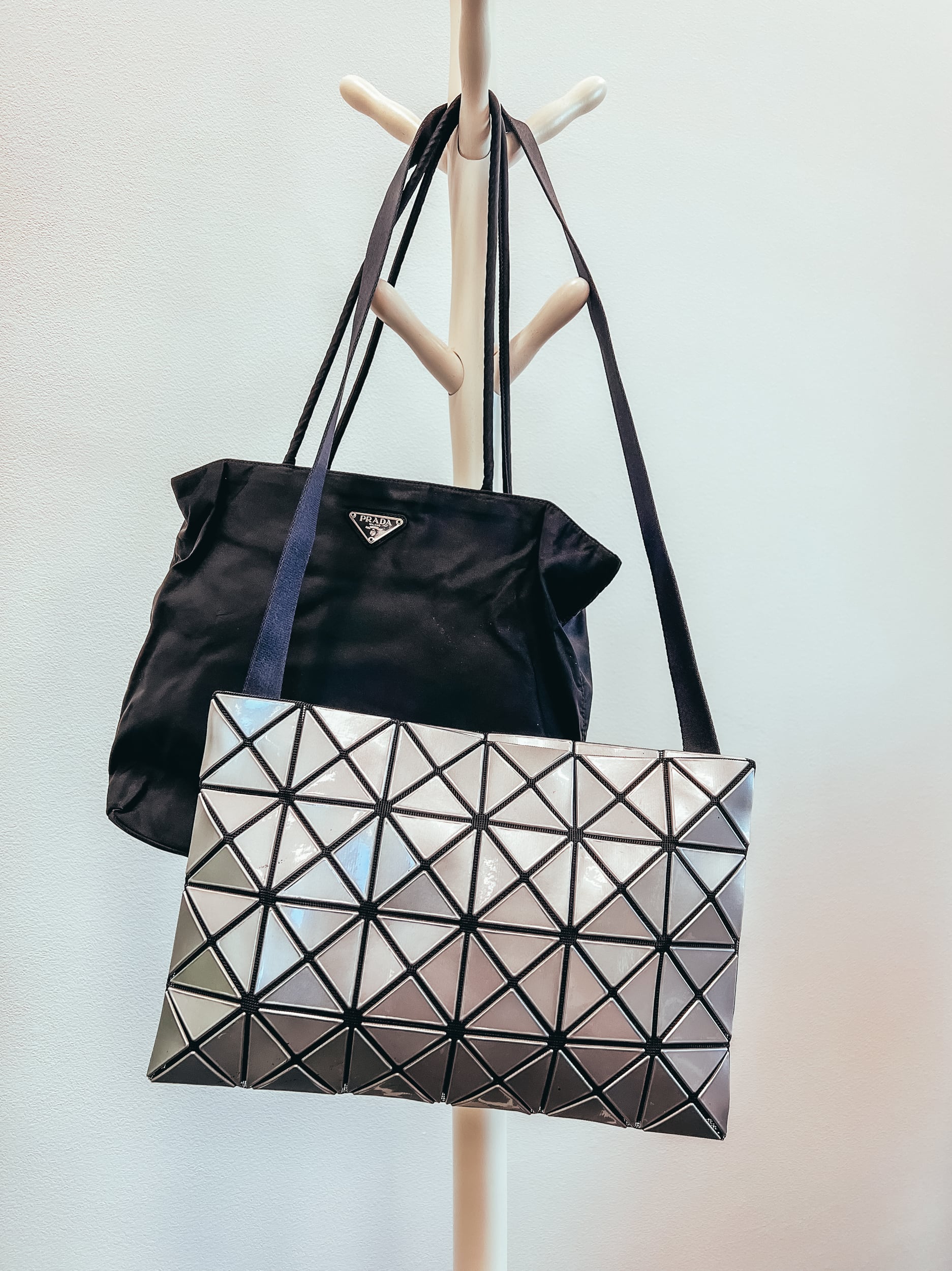 巾着ショルダーバッグ/--/CRM/GRY/ツートン ISSEY MIYAKEの巾着ショルダーバッグ