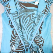 フラダンス 衣装 ワンピース ドレス ブルー系 ブラウン系 アシンメトリー 花柄 フリル スリット かわいい 華やか 鮮やか 明るい 水色 茶 白 ダンス衣装 ハワイアンダンス レディース ハワイアン アロハ ハワイアンプリント フラ ダンス レッスン 練習 フリル襟 肩フリル スリット入り ワンピースドレス ノースリーブ タイトシルエット Aライン 伸縮性なし 背面ファスナー ホック 花柄プリント ホワイト花柄 ボタニカル柄 リーフ柄 ブルー 水色系 ステージ衣装 発表会 フラダンス衣装