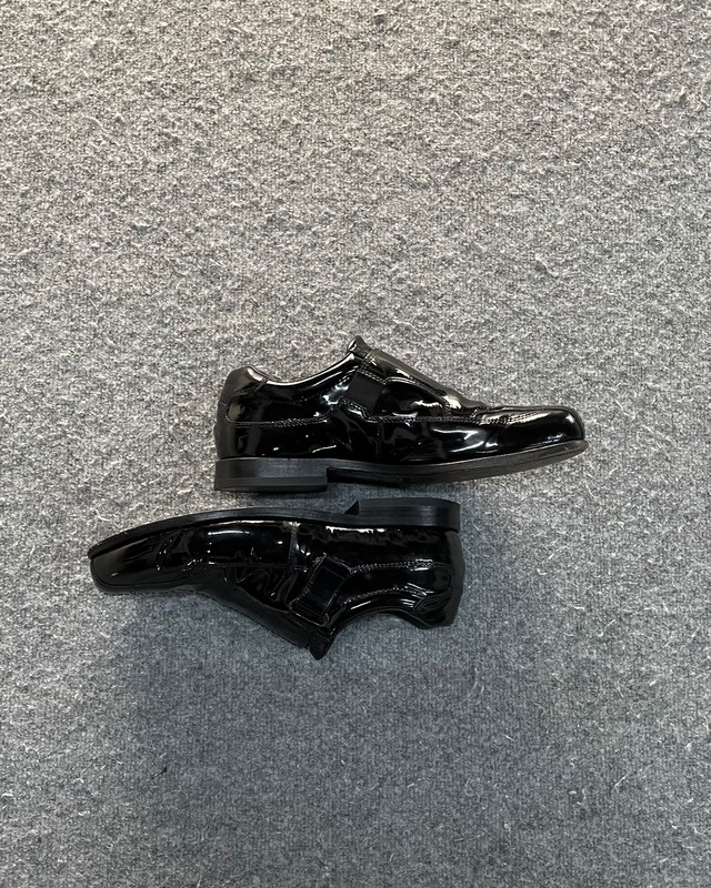 【PRADA】enamel loafers